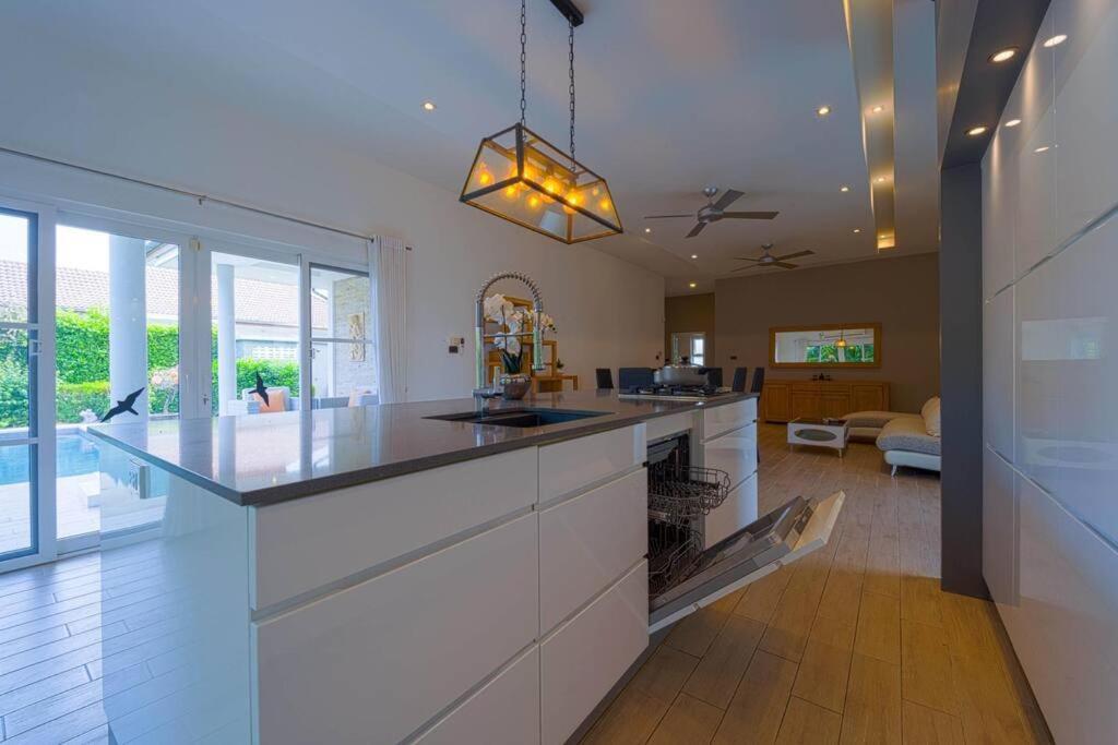 Vakantiehuis Modern 3 Bedroom Pool - Mr54