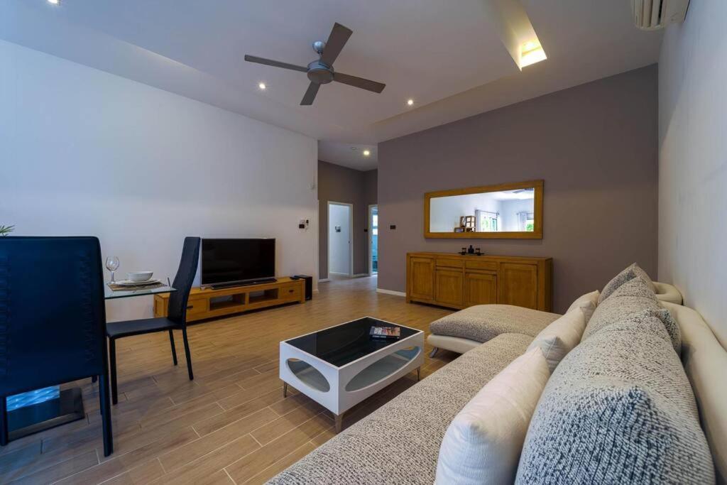 Modern 3 Bedroom Pool - Mr54 HHQ